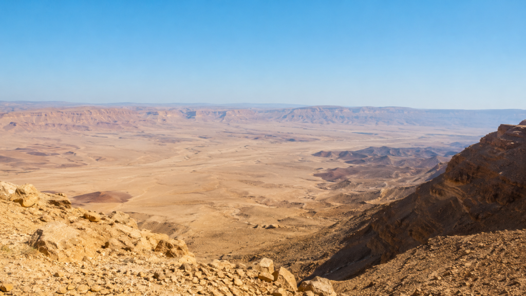 נוף מכתש רמון באור יום - האזור המשפחתי סביב צימרים במצפה רמון